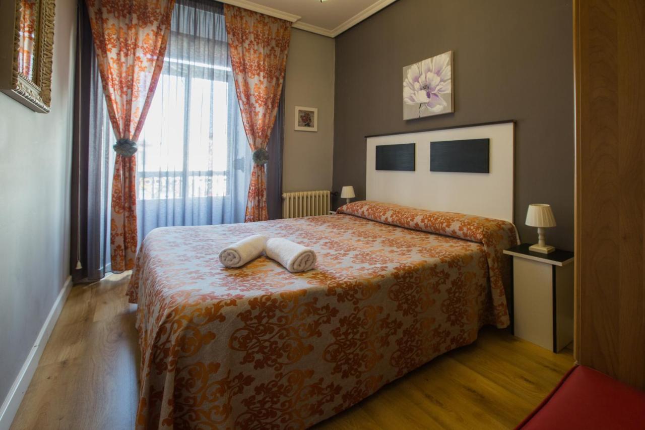 Apartamentos Turisticos Avila La Catedral Eksteriør billede